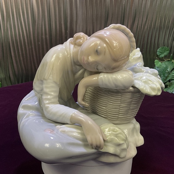 Lladro Figurine Girl Resting on Wicker Basket - Picture 1 of 7